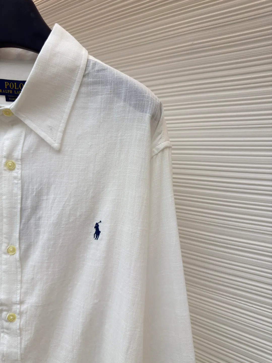 Ralph Lauren embroidered linen shirt ●Original version: Purchased and developed at 1690 ●Item number: 1680732-A75 ●Material: linen fabric ●Technology: embroidery production ●Version: fitted version ●Weight: about 235 grams ●Size: S-M-L-XL ●Description: Selected high-quality linen material with natural texture and breathability, tight and smooth, comfortable and skin-friendly, elegantly presented with a deep ink color The exquisite red pony mark is embellished, like a smart flame in the dark night. The clever design of the outer I-shaped pleated split back shoulder adds a sense of agility and detachment, and contains the soul of fashion in a minimalist shape. Adopt imported machine embroidery technology, use advanced computer control system and precision mechanical components to achieve the iconic pony embroidery operation with high precision and smooth and delicate lines. Adopting side-turning and embedded clamping stitching technology, it is smooth and tidy. The fabrics have been carefully washed and have a better feel and texture. They are not easy to deform, shrink or fade, and maintain long-term beauty. The overall wiring is straight and delicate, the fabric is comfortable and soft, and the color is consistent without color difference. It can be matched with the same style to create a fashionable look and control various occasions. Customized accessories, complete with three standards, same style for men and women!